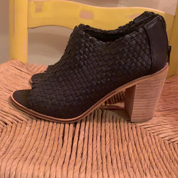 Waffle weave black bootie - Picture 2 of 5